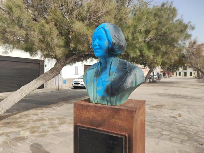 El busto de Aurora Picornell con pintadas.