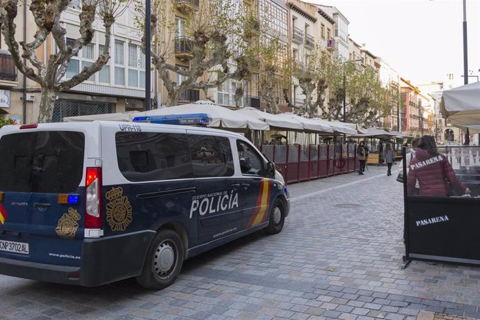 Archivo - La Policía Nacional patrulla junto a una terraza a las 17. 00 horas el día de la entrada en vigor de nuevas restricciones impuestas por el gobierno de la Rioja, en Logroño, la Rioja, (España),