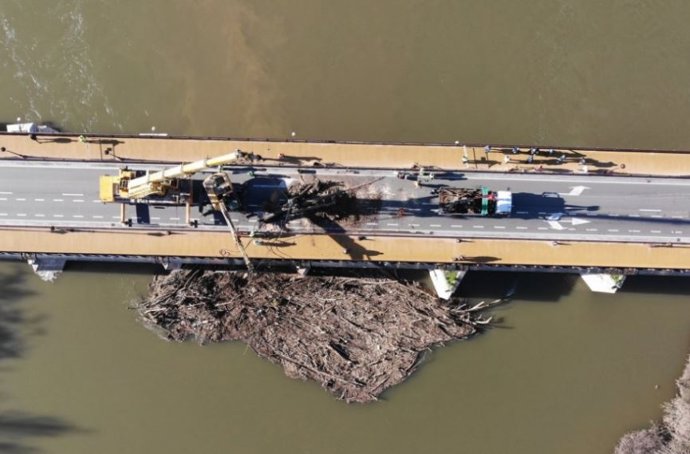 Imagen aérea de los trabajos de retirada de troncos del puente Mayor, tomada por un dron de la Policía Municipal.