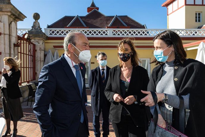 El Consejero De Industria, Javier López Marcano, Junto A La Alcaldesa De Santander, Gema Igual (Derecha), Y La Presidenta De ADMEC, Eva Fernández Cobo