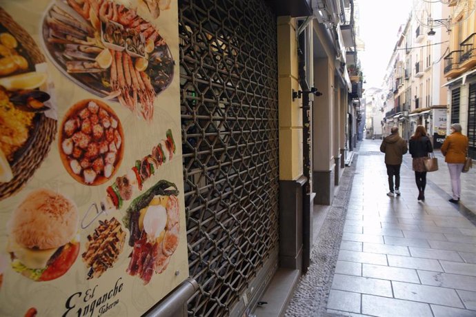 Archivo - La calle Navas de Granada, vacía y con sus comercios y bares cerrados, en la segunda ola