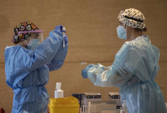 Un trabajador sanitario sostiene una probeta en un dispositivo de cribado masivo de antígenos organizado para detectar positivos por coronavirus en las instalaciones del Centro Cultural Los Pinos, en Alcorcón, Madrid (España), a 11 de febrero de 2021.