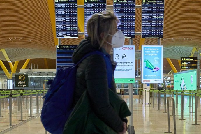 Una mujer camina por la terminal T4 del Aeropuerto Adolfo Suárez Madrid-Barajas el mismo día en que se restringen los vuelos procedentes de Brasil y Sudáfrica, en Madrid, (España), a 3 de febrero de 2021. Esta restricción, impuesta por el Gobierno de Es