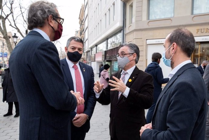 El conseller d'Empresa i Coneixement, Ramon Tremosa, i el conseller d'Interior, Miquel Smper, en una visita a les botigues afectades pels aldarulls durant les protestes per l'empresonament de Pablo Hasél.