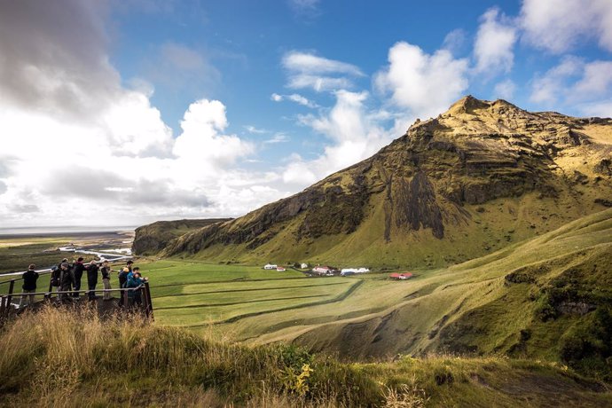 Archivo - Los turistas visitan el acantilado Skofagos en Islandia.