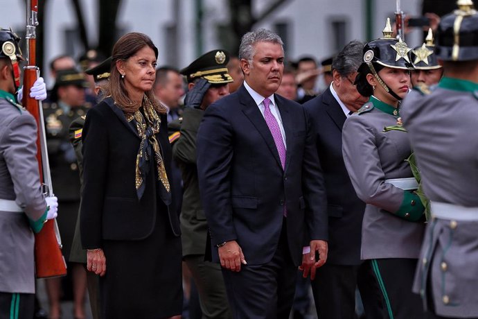 Archivo - 17 January 2020, Colombia, Bogota: Colombian President Ivan Duque (C) and Vice President Marta Lucia Ramirez (L) participate in a tribute to the victims of the attack on the General Santander Police Cadet School a year ago. The attack, in whic