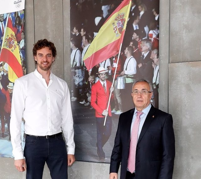 El presidente del COE, Alejandro Blanco, junto al internacional de baloncesto Pau Gasol en la sede de dicho organismo en Madrid.
