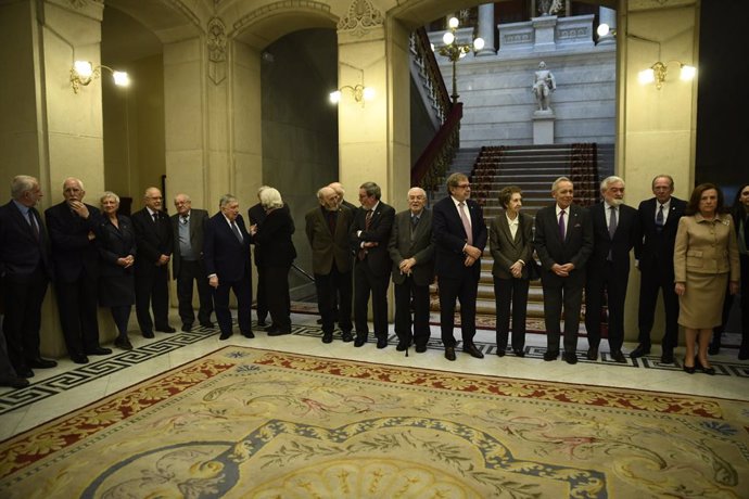 Archivo - Los académicos de la Lengua se preparan para recibir al presidente del Gobierno, Pedro Sánchez, que visita la sede de la RAE para acudir a un Pleno extraordinario. 
