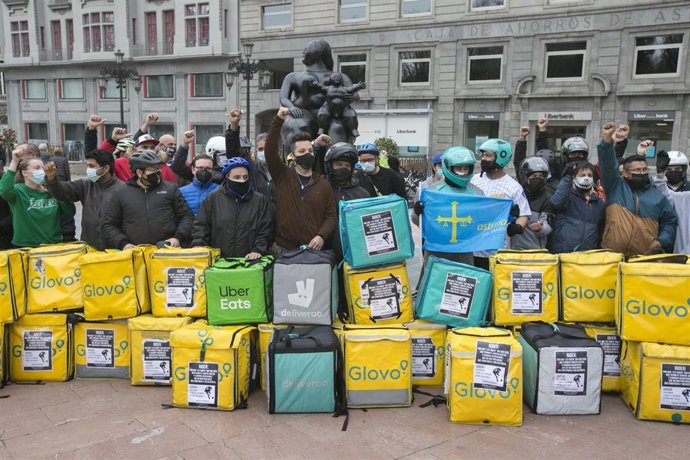 Varios repartidores acumulan sus mochilas tras haber participado en una pitada en sus vehículos, convocados por Repartidores Unidos y APRA en Oviedo. 