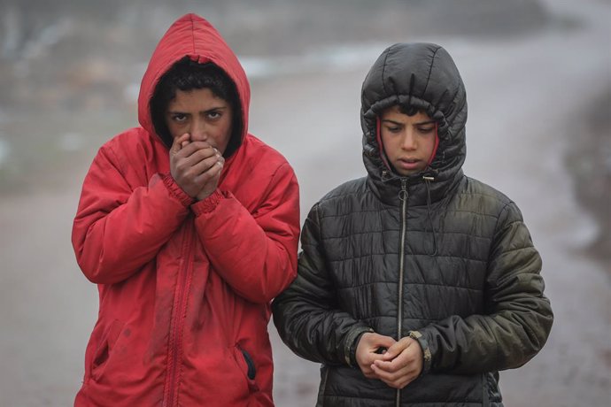 Archivo - 20 January 2021, Syria, Barisha: Syrian children warm up their hands during cold weather conditions at a camp for internally displaced people, near the village of Barisha. The refugee camps in the north of Idlib governorate are under threat of