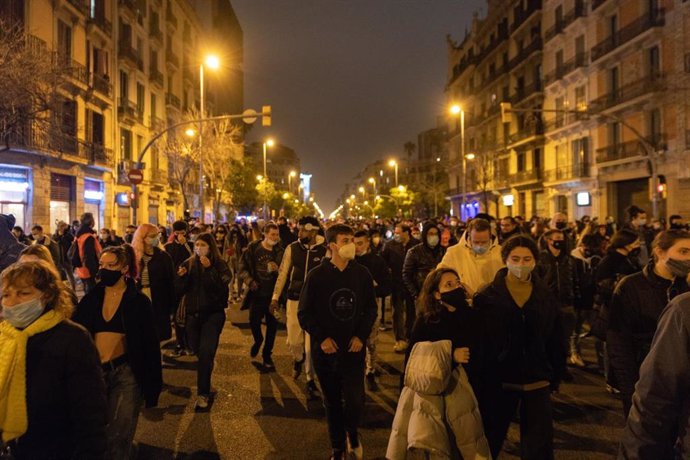 Cerca de 500 personas han cortado la calle Aragó de Barcelona