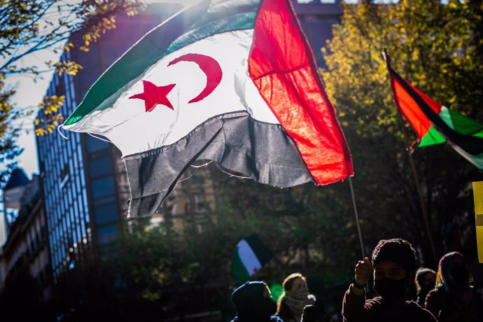 Archivo - Una bandera saharaui durante una manifestación en San Sebastián
