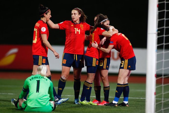 Las jugadoras de la selección española celebran el gol de Esther González ante Polonia