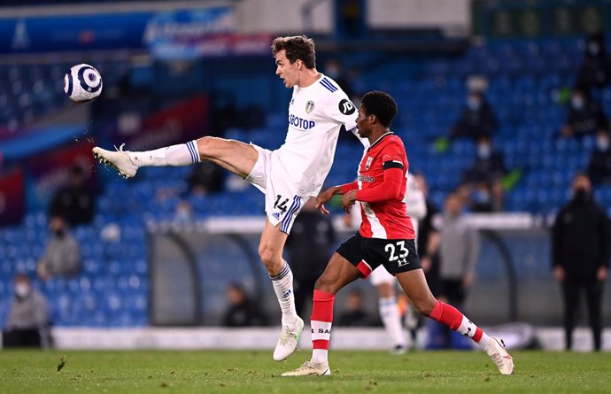 23 February 2021, United Kingdom, Leeds: Leeds United's Diego Llorente (L) and Southampton's Nathan Tella battle for the ball during the English Premier League soccer match between Leeds United and Southampton at Elland Road. Photo: Laurence Griffiths/P