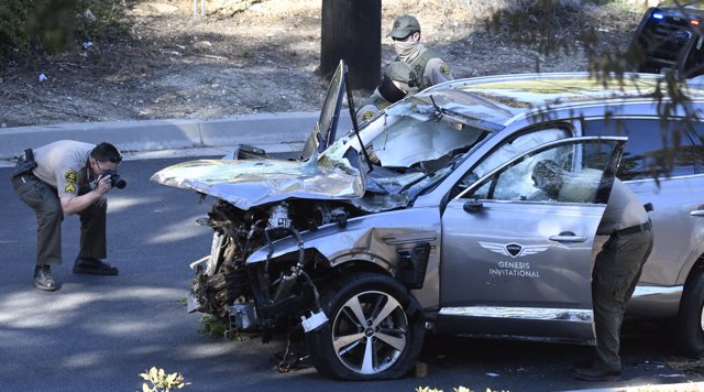 La policía inspecciona el coche de Tiger Woods tras su accidente Photo: Gene Blevins/ZUMA Wire/dpa