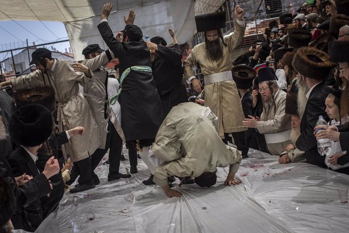 Archivo - 22 March 2019, ---, Jerusalem: Ultra-Orthodox Jews celebrate Purim in the strictly religious Mea Shearim neighbourhood of Jerusalem. The carnival-like Purim holiday is celebrated with parades and costume parties to commemorate the deliverance 