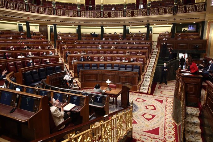 Componentes del hemiciclo aplauden, a excepción de Vox y algunos miembros del PP, durante la lectura de los nombres de las 1081 mujeres asesinadas por violencia de género en España desde 2003, en una sesión plenaria en el Congreso de los Diputados, en M