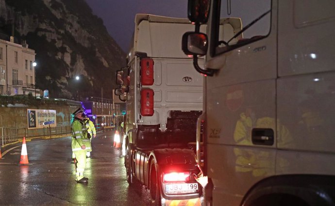 Archivo - 23 December 2020, England, Dover: A police officer speaks to the driver of a truck at the entrance to the Port of Dover in Kent after French authorities announced that journeys from the UK will be allowed to resume after the coronavirus ban wa
