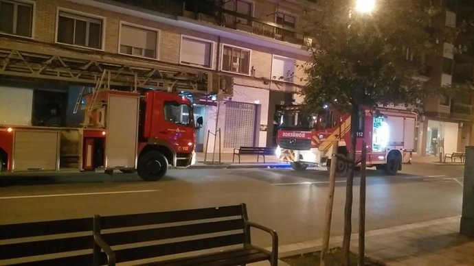 Bomberos del Ayuntamiento de Logroño intervienen en un incendio en Avenida de Colón