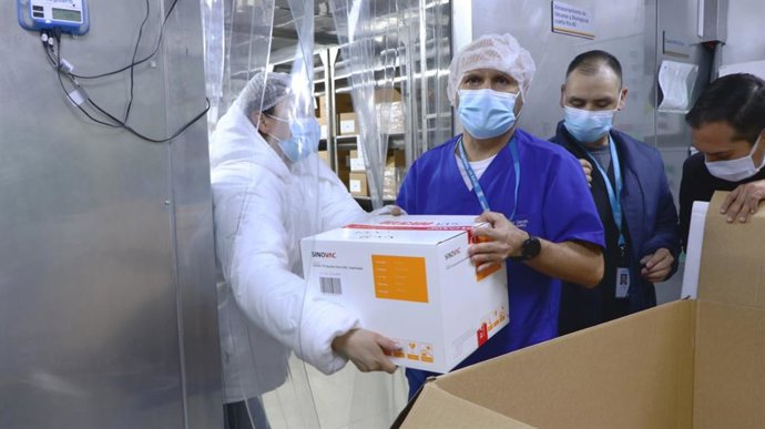 Sanitarios recibe paquetes con la vacuna contra la COVID-19 Sinovac.