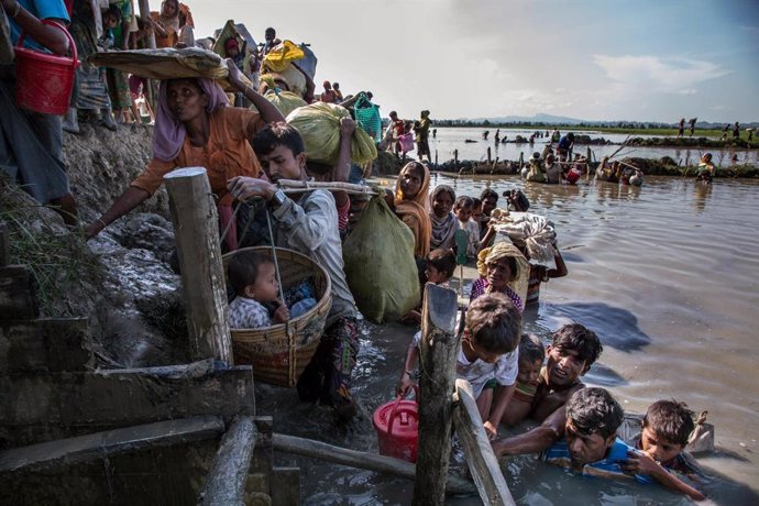 Archivo - Refugiados rohingya llegando a Bangladesh