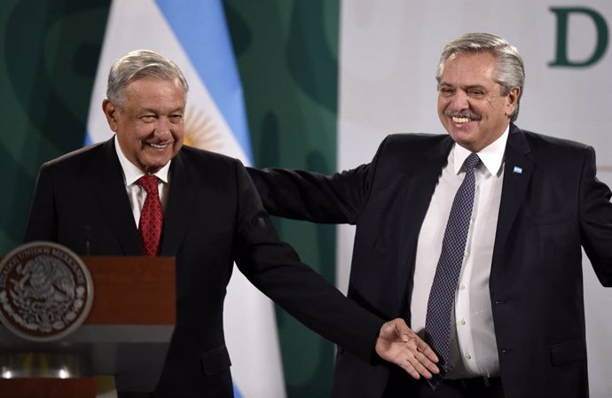 23 February 2021, Mexico, Mexico City: Mexican President Andres Manuel Lopez Obrador (L) and Argentinian President Alberto Fernandez attend a joint press conference. Photo: ---/telam/dpa