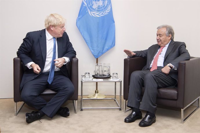 Archivo - HANDOUT - 24 September 2019, US, New York: UN Secretary-General Antonio Guterres (R) speaks with UK Prime Minister Boris Johnson during their meeting on the sidelines of the 74th session of United Nations General Assembly at the UN headquarter