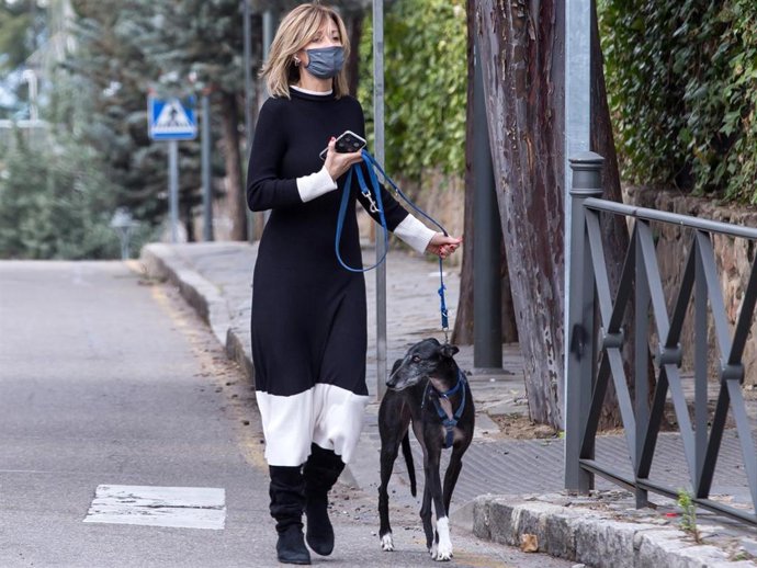 Susanna Griso pasea a su mascota por los alrededores de su domicilio