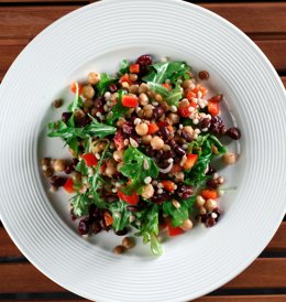 Archivo - Ensalada de legumbres