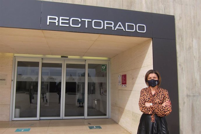 La rectora de la Universidad San Jorge, Berta Sáez, en el campus.