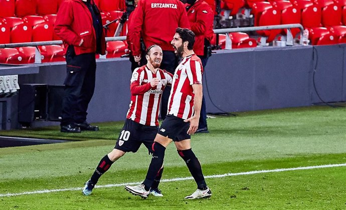 Raúl García celebra un gol con Iker Muniain