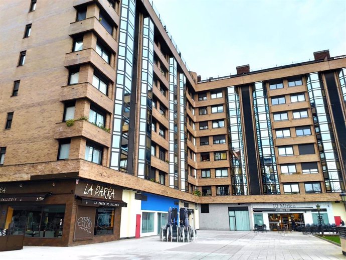 Pisos en Oviedo. Recursos de compraventa y alquiler de viviendas de segunda mano en la Plaza Ángel González.