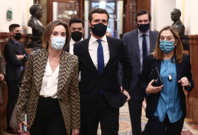 (I-D) La portavoz del PP en el Congreso de los Diputados, Cuca Gamarra; el líder del PP, Pablo Casado; y la vicesecretaria de Política Social del PP, Ana Pastor, a su llegada a una sesión de Control al Gobierno en el Congreso