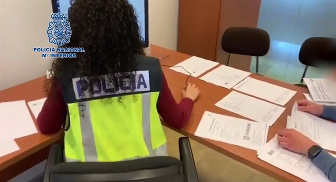 Desarticulada en Málaga y Cádiz una red que cobraba a migrantes por permisos falsos de trabajo y residencia