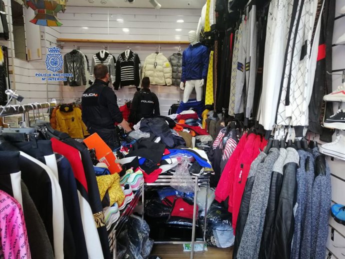 Nota Prensa: "La Policía Nacional Detiene A Una Persona Por Delito Contra La Propiedad Industrial Incautando Multitud De Prendas Falsificadas"
