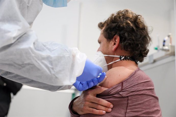 Un hombre recibe la vacuna de AstraZeneca contra el COVID-19, en el Pabellón 3 del Hospital Público Enfermera Isabel Zendal, en Madrid, (España), a 23 de febrero de 2021.