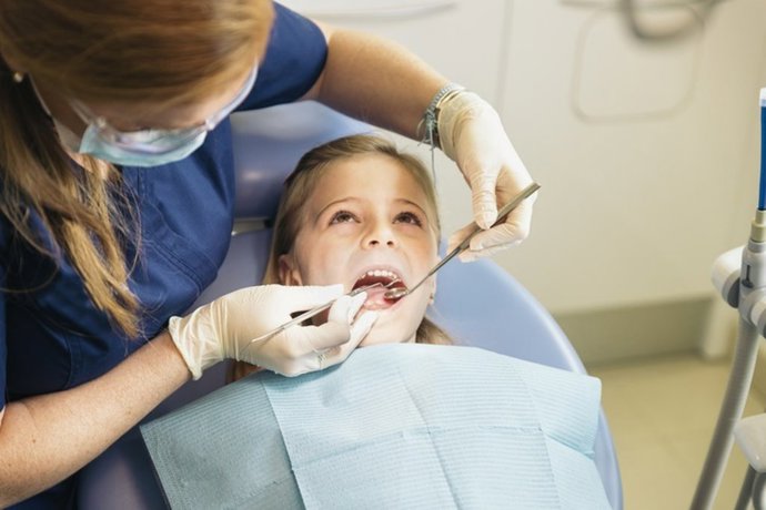 Archivo - Dentists with a patient during a dental intervention to girl.
