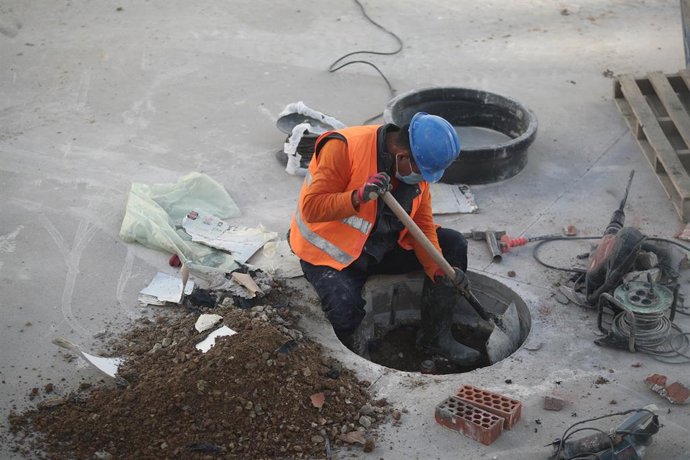 Archivo - Obrero trabajando