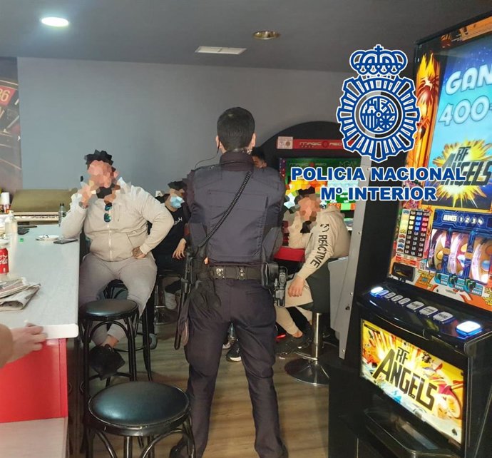 Intervención en un local de juegos de Almería donde los clientes no llevaban mascarilla ni se respetaba el aforo máximo permitido