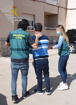 Imagen del detenido, custodiado por agentes de la Guardia Civil