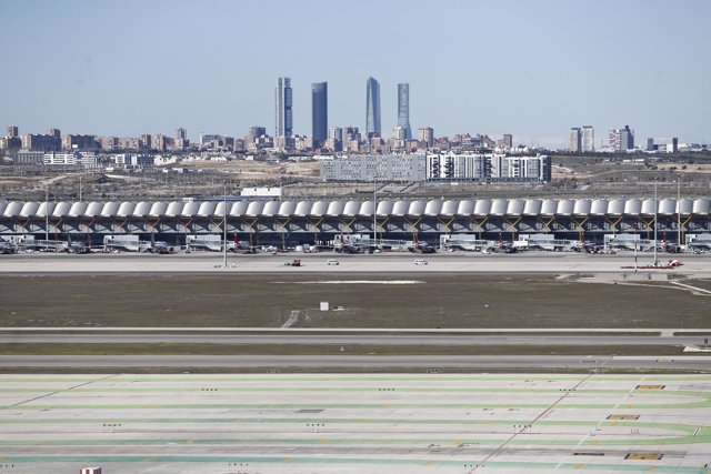 Aeropuerto de Barajas vistas, vistas del aeropuerto, camiones de aterrizaje, Tren de aterrizaje, cuatro torres