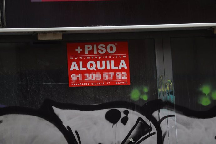 Archivo - Cartel de un piso en alquiler.