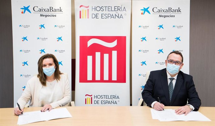 Ana Díez Fontana, directora ejecutiva de Negocios y Emprendedores de CaixaBank, y Jose Luís Yzuel, presidente de Hostelería de España.