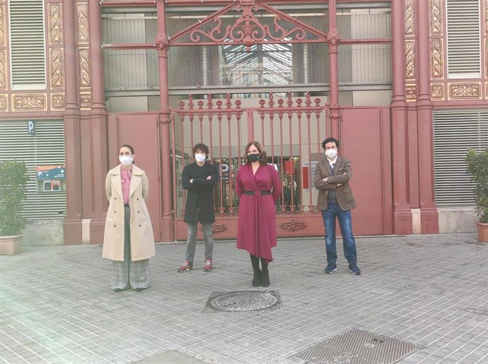 La alcaldesa de Barcelona, Ada Colau, junto con los presentadores del programa 'Masterchef', los restauradores Samantha Vallejo-Nájera, Pepe Rodríguez y Jordi Cruz, en un rodaje en el Mercat de Sant Antoni.