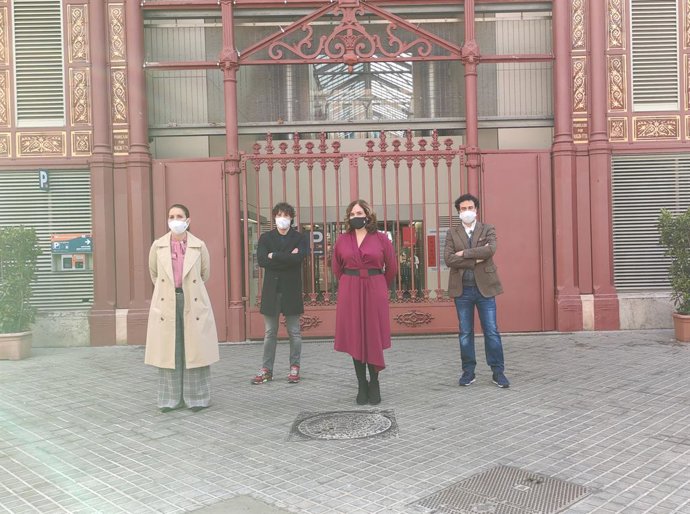 La alcaldesa de Barcelona, Ada Colau, junto con los presentadores del programa 'Masterchef', los restauradores Samantha Vallejo-Nájera, Pepe Rodríguez y Jordi Cruz, en un rodaje en el Mercat de Sant Antoni.
