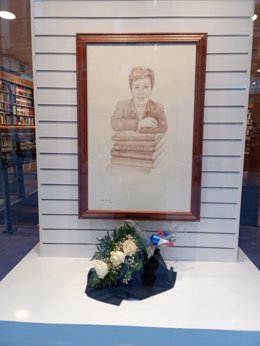 Homenaje en el escaparate de la Librería Cervantes, a su propietaria, Concha Quirós, fallecida este miércoles.