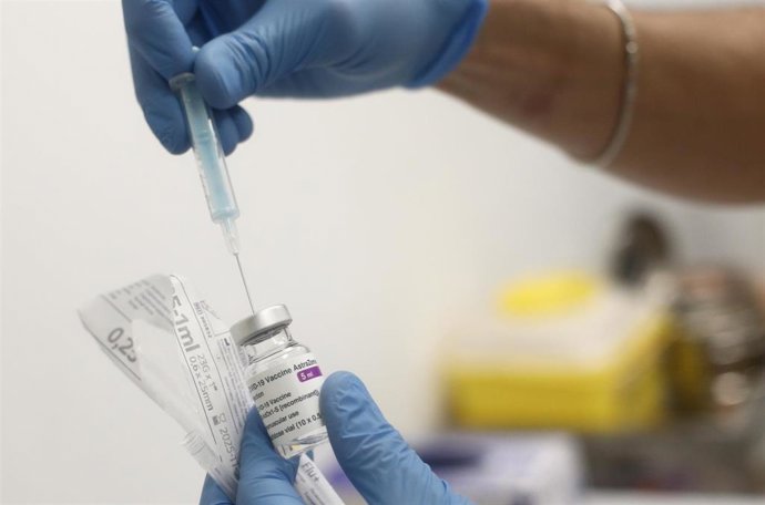 Una profesional sanitaria sostiene una dosis de la vacuna contra la COVID-19 de AstraZeneca. 