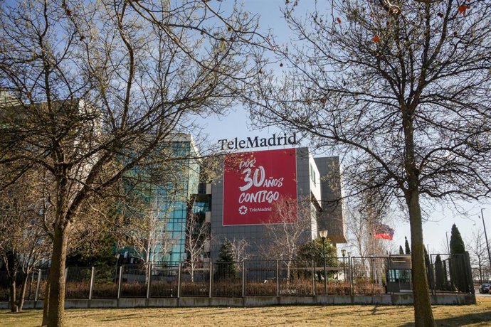 Archivo - Edificio de Telemadrid con una pancarta en la que se lee 'Por 30 años contigo', en la Calle de Paseo del Príncipe, en la Ciudad de la Imagen / Pozuelo de Alarcón/ Madrid (España).