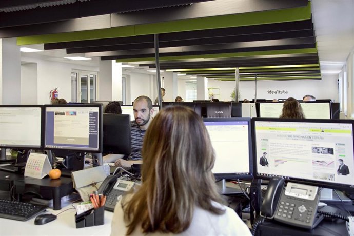 Archivo - Trabajadores de la empresa Idealista colocados en sus puestos de trabajo, en Madrid, (España).