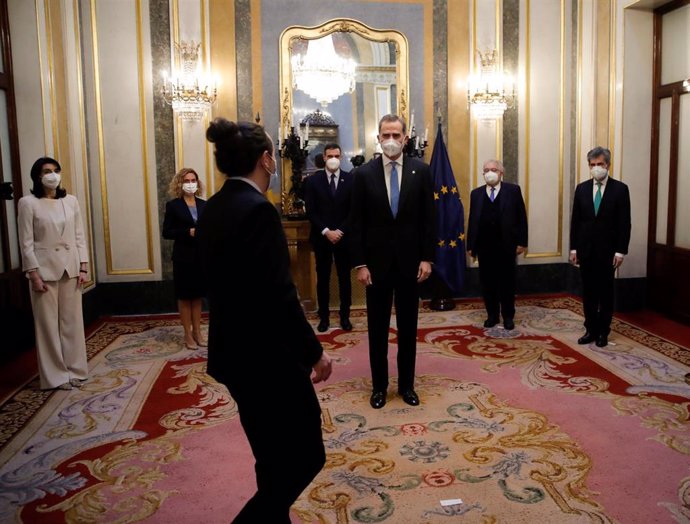 El rey Felipe VI (C) saluda al vicepresidente segundo del Gobierno, Pablo Iglesias (3i).
